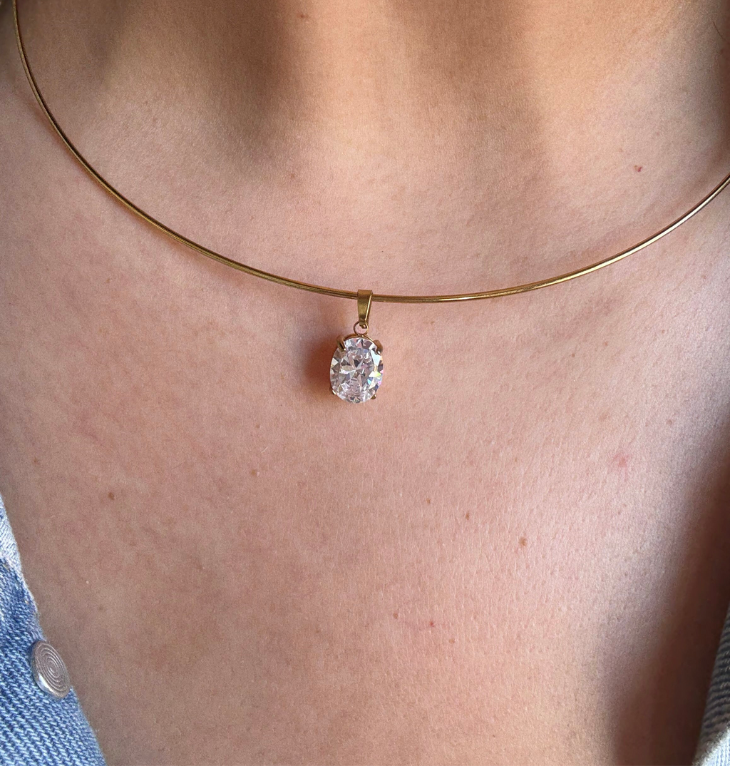 Collar rígido con diamante