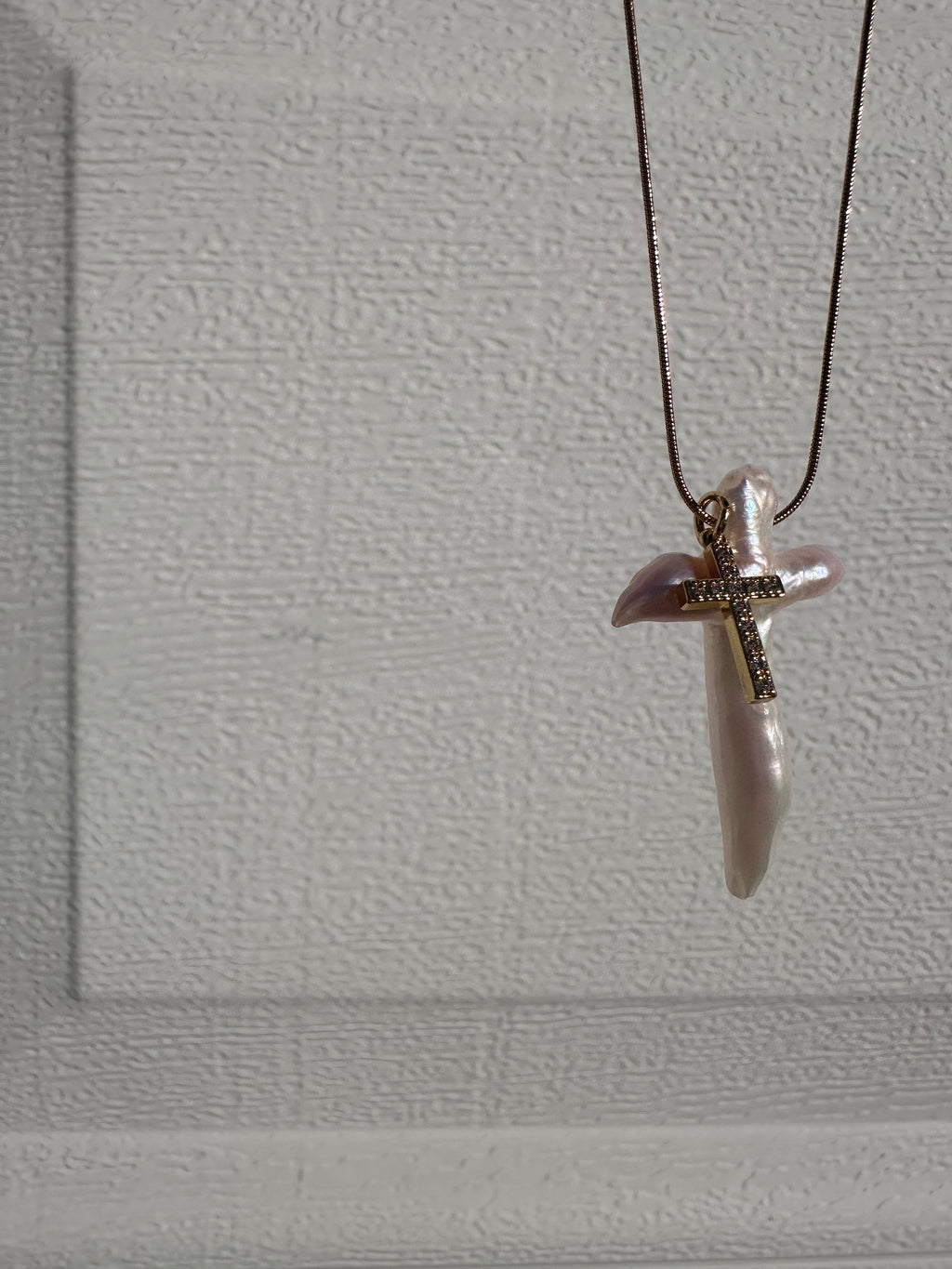 Collar perla barroca cruz